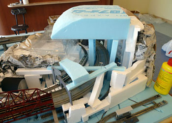 新聞紙による山の骨格作り