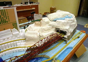 石膏による山作りとマスキング作業