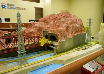 組み立てられた高圧電線